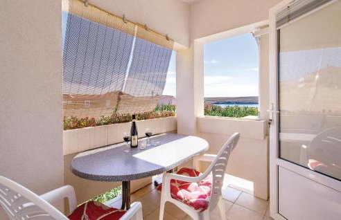 1 Bedroom Nice Apartment In Dinjiska - Foto 2