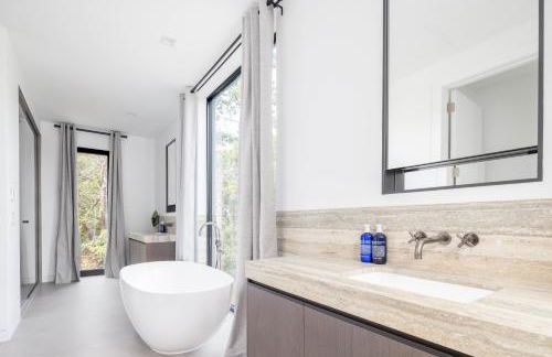 Blue Jay Villa by Rove Travel - Luxe Home with Pool - Foto 29