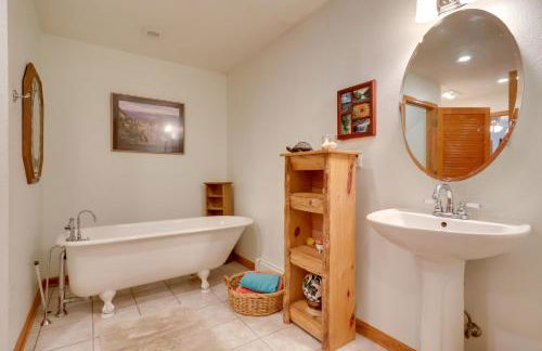 Dock and Views Lakefront Family Home in Conover! - Foto 16