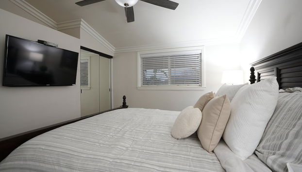 Sweet 4 bedroom, 3 bath plus Loft Bedroom, Pool Home - Photo 2