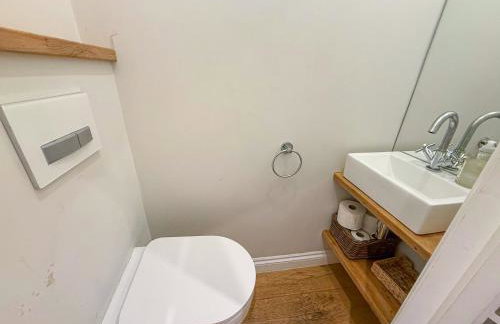 2-Bedroom flat with private patio & firepit in Shepherds Bush near Hammersmith by Staylio Ltd - Foto 36