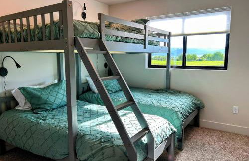 Peaks & Pines Modern Gem, 2 Kings, Bunks, Hot Tub, Walkable, Kid's Cove - Foto 52