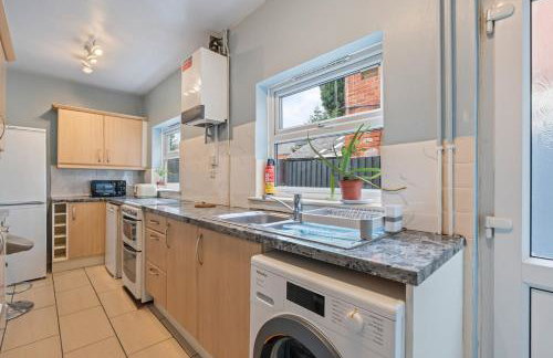 Modern 2 bed home - sleeps 5 - free parkng - Photo 6