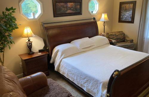 Classic City 3 bedroom 2 bath condo with deck close to UGA, Five Points, and Memorial Park in Athens - Photo 14