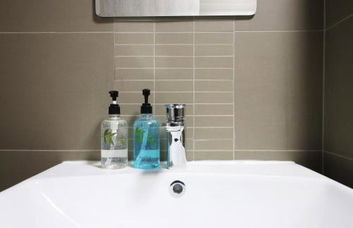 New Cardiff Bloc Exclusive Apartments By Prime Stays - Shops and Parking - Great for Groups and Families - Foto 33