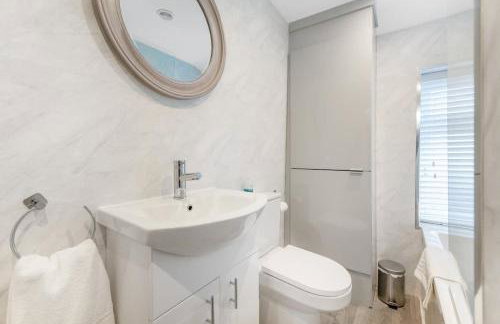 NEW! Stunning 2-Bed Home by Stay With Us, Ideal for Families, Sleeps 4! - Foto 41