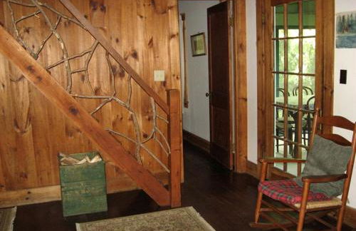 Family-Friendly Cabin Rental with Private Porch near Lake George, New York - Foto 3