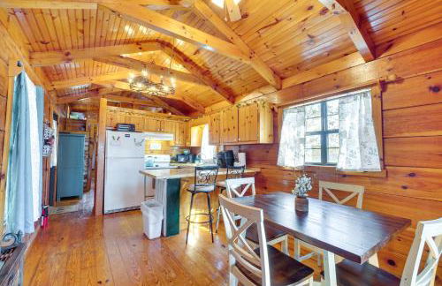 Cabin with Deck and Mountain Views Near Gatlinburg! - Foto 7