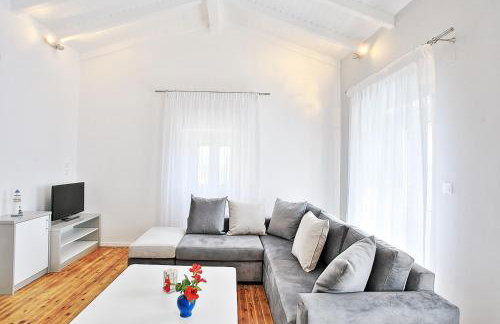 Villa Regina: Above Agni, superb views and pool - Photo 18