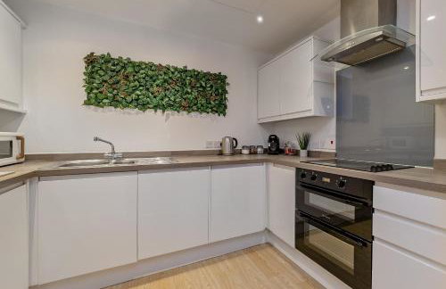 PRIME City Centre Location, THE JUKE BOX SUITE, Secure Gated FREE Parking Space, Unique STYLISH Apartment, AIR CONDITIONING & Two Bathrooms - Photo 25