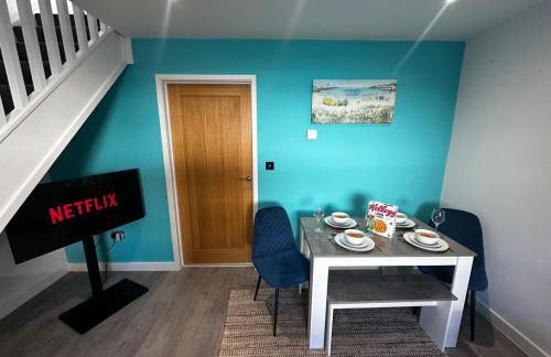 Sunny 2-Bedroom Coastal Stay with Free Parking - Foto 17