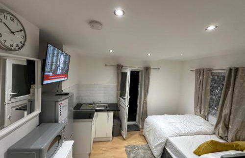 1st Studio Flat With full Private Toilet And Shower With its Own Kitchenette in Keedonwood Road Bromley A Fully Equipped Independent Studio Flat - Photo 41