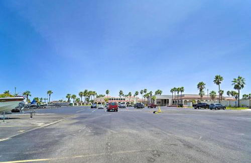 Deck and Pool Access Long Island Village Escape! - Foto 28