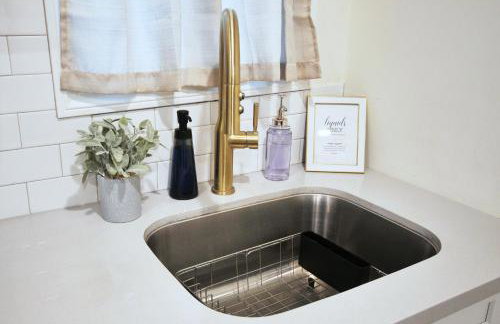 Cozy 2B1B Guest House with Private Entrance and Parking - Foto 32