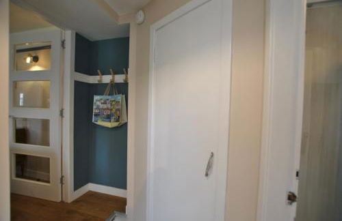 Carpenters Cottage- coastal stay with garden - Foto 11