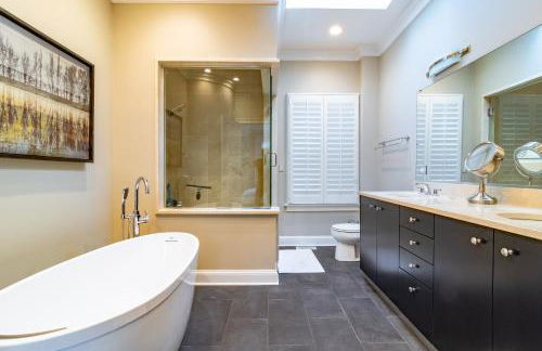 Luxurious Gold Coast 4BR 4-Story Villa with Parking Sleeps 12 Guests - Photo 6