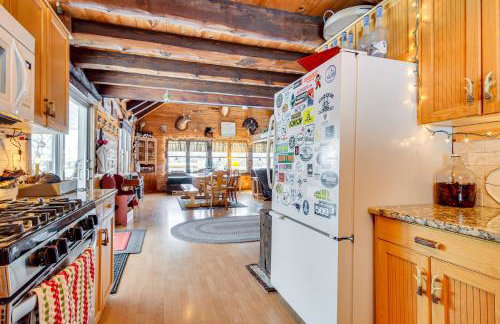 Deck and Fire Pit Secluded Cabin Near Lake Francis! - Foto 9