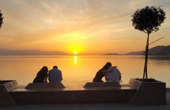 Stylish Rooftop Retreat with Hot Tub with Loutraki Beach - Foto 32