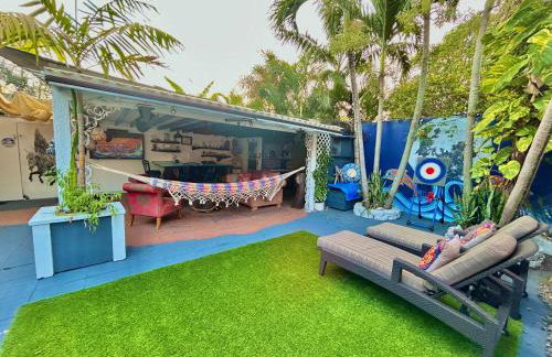 Artistic Retreat, King Suite with Private Balcony! - Foto 1