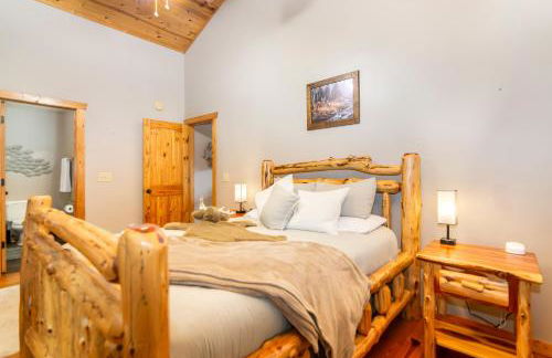 Amazing Creek View Cabin w/ Hot Tub, Firepit & Pool Table - Foto 26