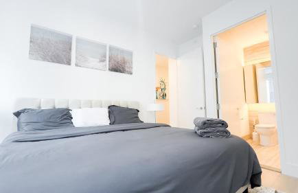 Stylish 3BR Luxury Retreat in the Heart of FiDi - Photo 10