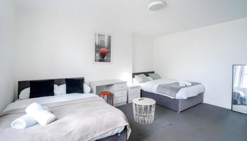 Stylish 3BR Derby Apartment - Sleeps 6, Central Location - Foto 4
