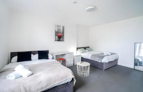 Stylish 3BR Derby Apartment - Sleeps 6, Central Location - Foto 4