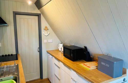 Kingsdowns Top Family Chalet, stunning and cosy interiors, indoor heated pool, mini golf, tennis court, BBQ and beach! - Foto 39