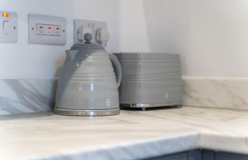 Stylish Two Bedroom Apartment - Secure Parking & Balcony 9MC - Photo 12