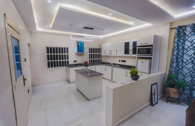 PLATINUM PLUS APARTMENTS - Photo 3