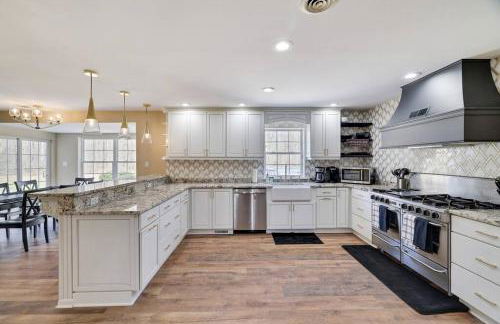 Luxe Lrg Pocono House for 18 Hot Tub/Gameroom/Pool - Foto 7