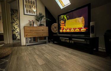 ADULT ONLY relax escape apartment hottub - Foto 27