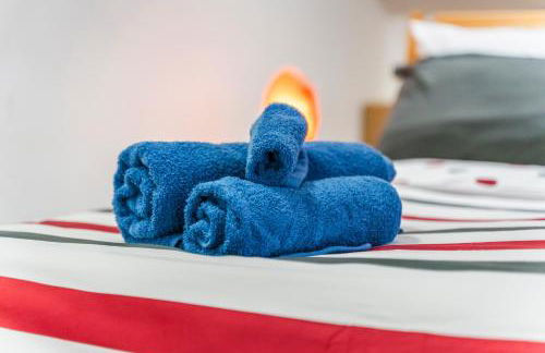 Exquisite 2-Bedroom Penthouse-Sleeps 7-Free Parking with Workspace & High-Speed WiFi - Foto 11