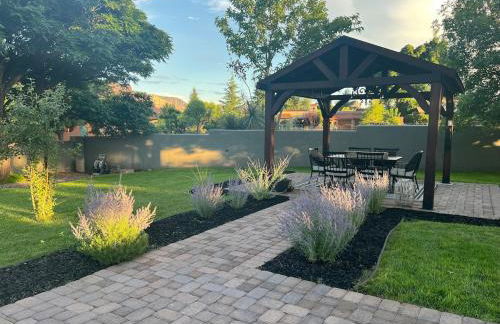 Sedona Uptown Gem!Large yard w grass and shade trees! Views!! NEW! BARREL SAUNA!!! Close to trails, walk to Uptown Sedona, restaurants and shopping - Foto 1