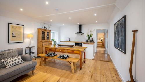 Spacious & Stylish StoneHous Cottage - Photo 5