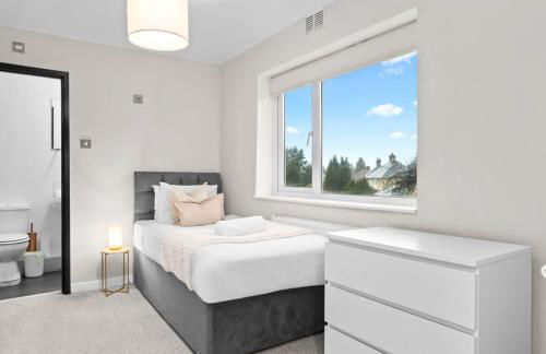 Spacious 5 Bedroom & 5 Bathrooms House - Garden - Parking - Netflix 376MW - Foto 9