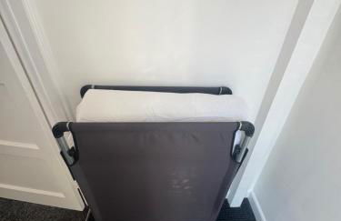 THE SPRINGFIELD SUITE - ONE BEDROOM APARTMENT - KIDDERMINSTER CENTRAL - SLEEPS 3 GUESTS - PARKING INCLUDED - WEST MIDLANDS SAFARI PARK LOCATIOn - Foto 26