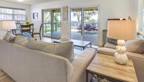 Renovated Crescent Lake Escape with Waterfront Deck! - Foto 5