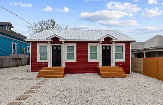 Inviting 4BR 2 5BA Downtown Home With Ample Space - Photo 1