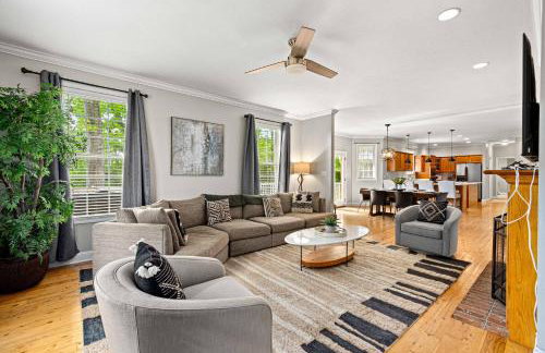 15 Minutes to Asheville! Spacious 7BR Luxury Home | Pool | Hot Tub | Game Room - Foto 33