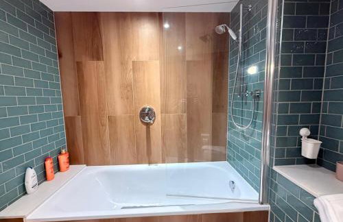 Luxury Private Room with Living Area Wembley Stadium View - Photo 35