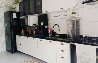 Casa Guarujá Esquina com Beira mar com Piscina grande na Enseada Pé na areia 50 metros - Foto 9