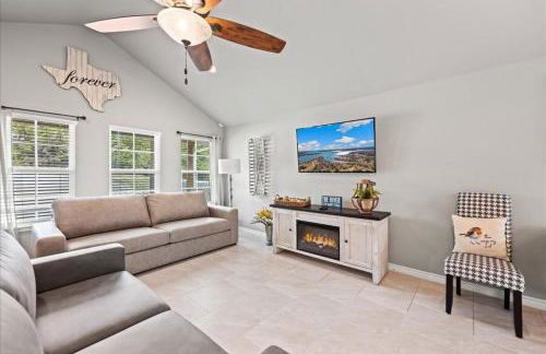 Neon Vibes Outdoor TV Hot Tub Arcade Room - Foto 26