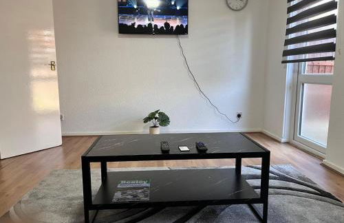 Abbey Wood Serviced Apartment 3BRH Free Wi-Fi Parking Tea and Coffee - Photo 3