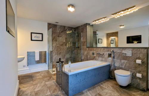 Robert Bolt House, Free Parking, 1 Minute to Metrolink - Photo 16