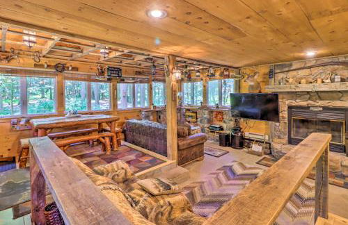 Secluded and Quiet Pocono Mountain Cabin with Hot Tub! - Foto 10
