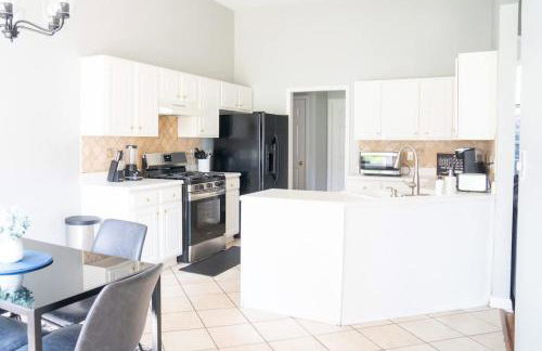 Spacious Vaulted 4BR Family Home Near Mall of GA Sleeps 12 - Foto 17