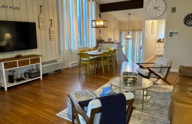 Newly Remodeled Mid-Century Modern Lake Condo - Foto 7