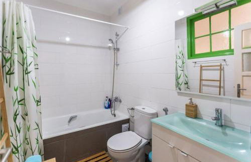 1-Bedroom Flat with Terrace, near Metro & Arena - Photo 11