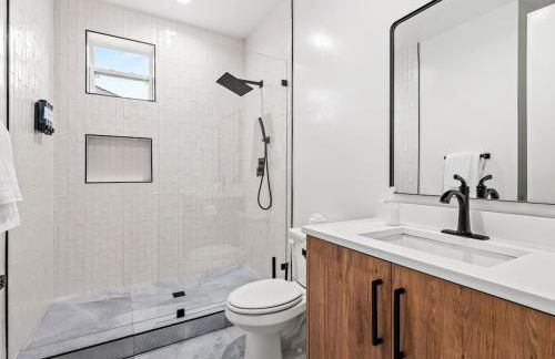 New Modern Dallas Skyline Rooftop Firepit and a Garage - Foto 38